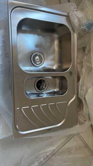 Lavandino in metallo nuovo