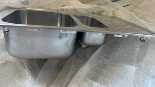 Lavandino in metallo nuovo