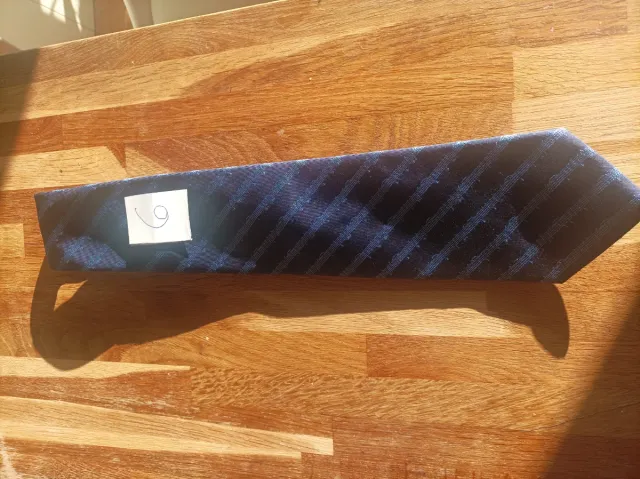 Corbata azul con diseño de rayas