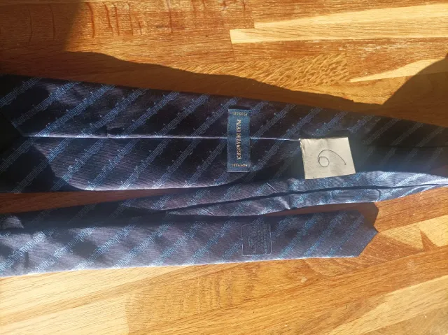 Corbata azul con diseño de rayas