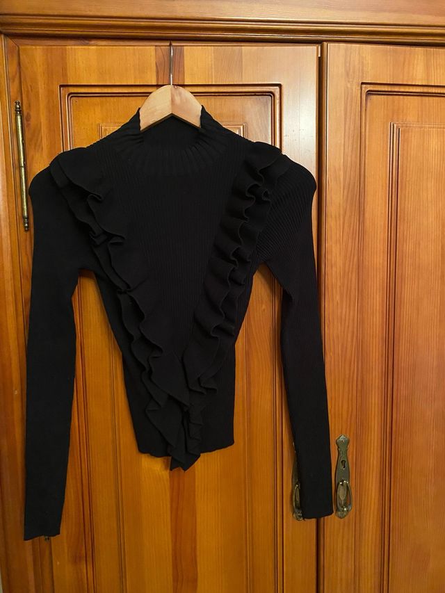 Jersey negro con volantes