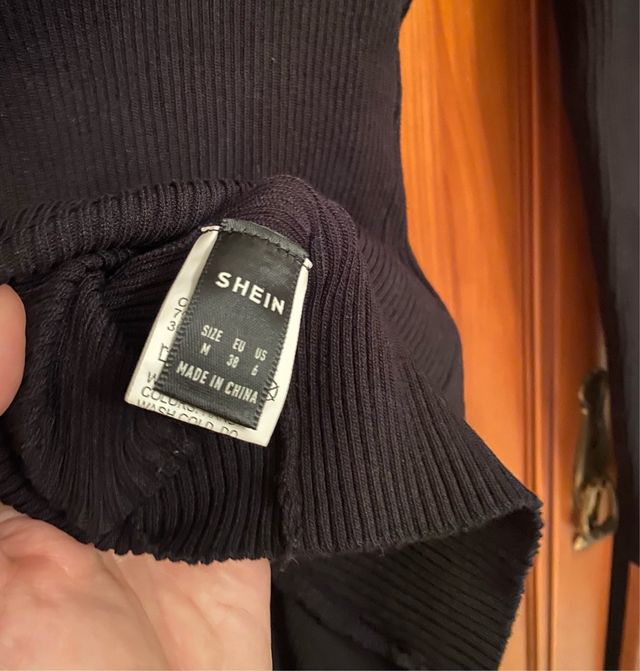 Jersey negro con volantes