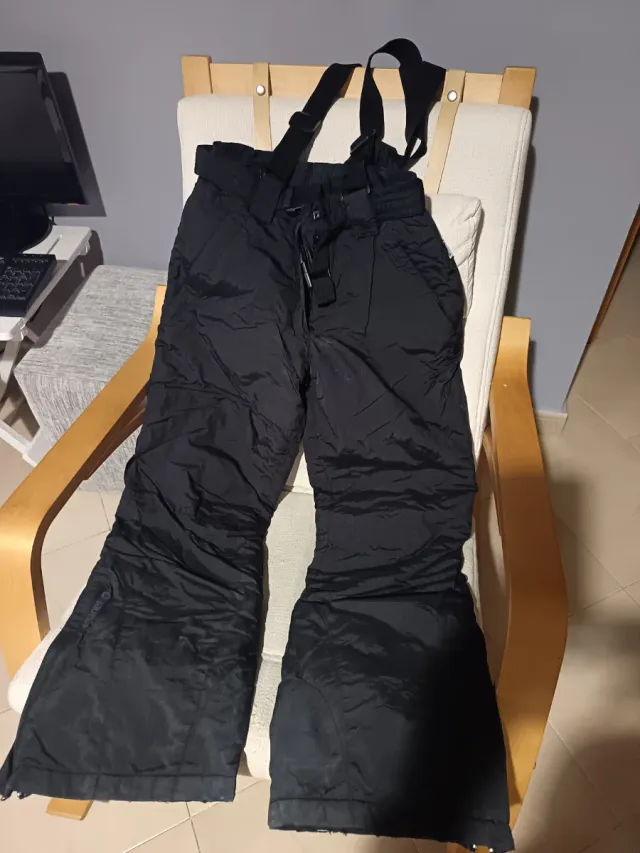 Mono de nieve negro con tirantes