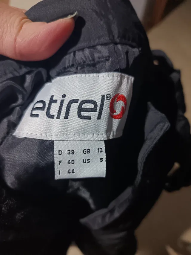 Mono de nieve negro con tirantes