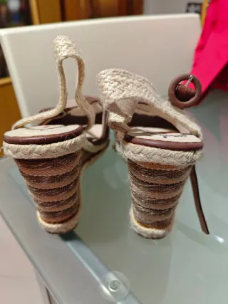 Cuñas beige y marrón casi nuevas