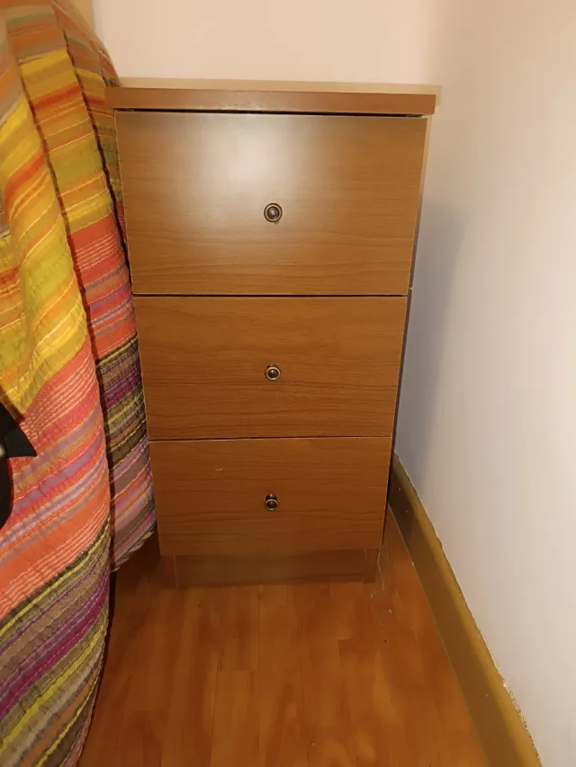 Mesita de noche de madera con 3 cajones