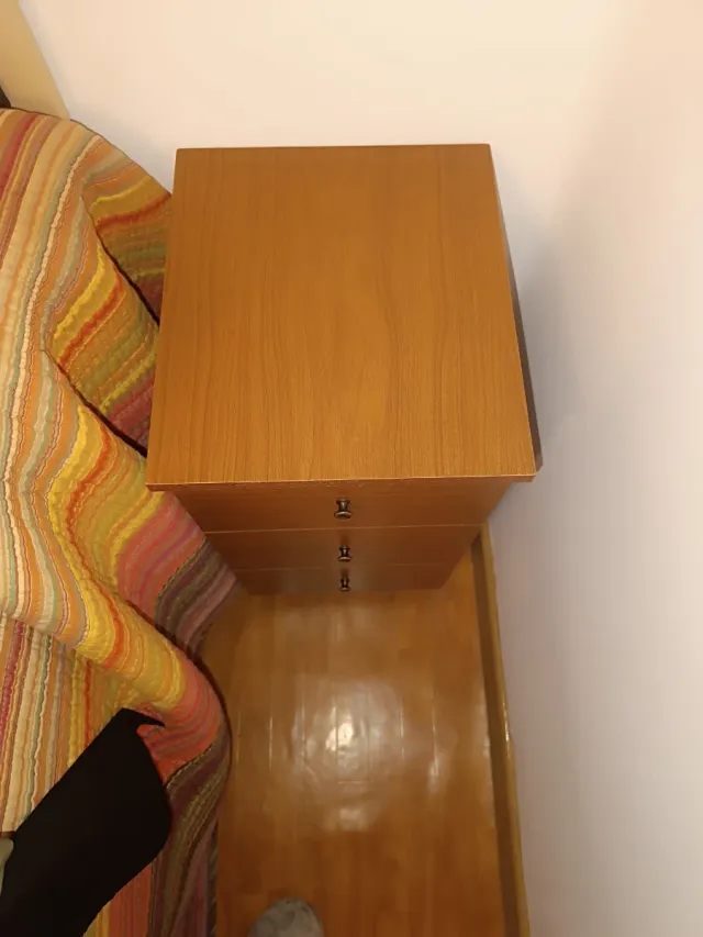 Mesita de noche de madera con 3 cajones