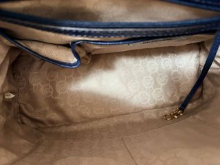 Bolso Michael Kors Azul Marino con Detalles Dorado