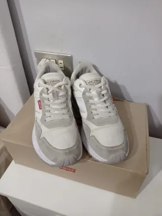 Zapatillas Levi's Blancas y Grises