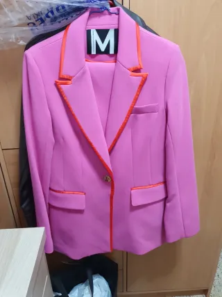 Traje rosa con ribete naranja