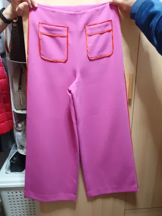 Traje rosa con ribete naranja