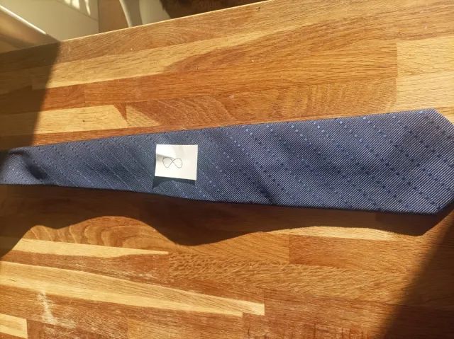 Corbata azul con puntos