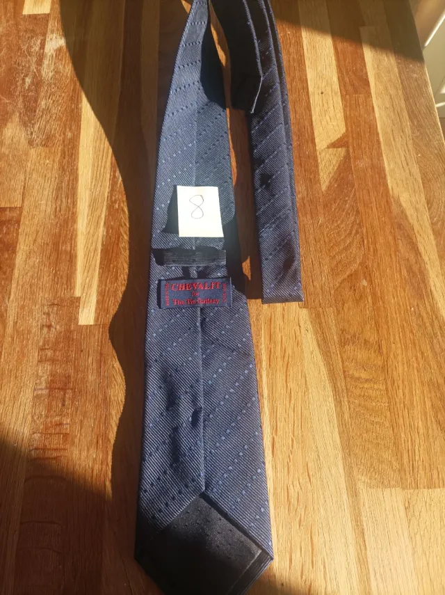 Corbata azul con puntos