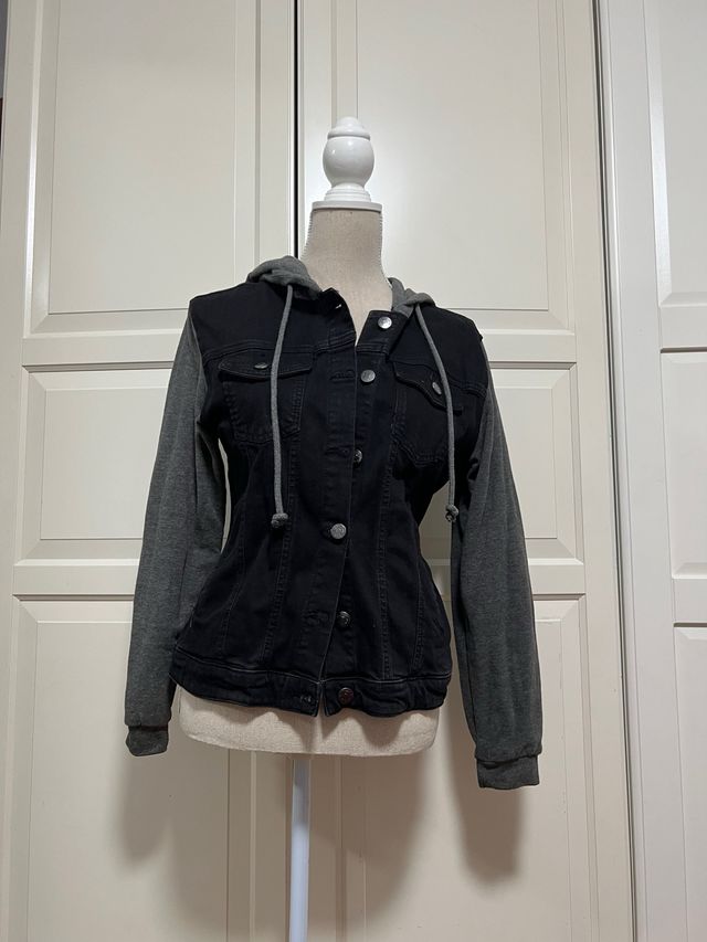 Chaqueta vaquera negra con capucha gris