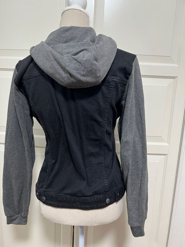 Chaqueta vaquera negra con capucha gris