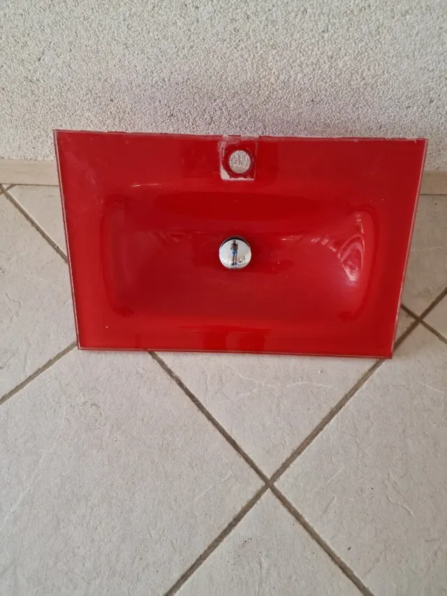 Lavabo de cristal rojo