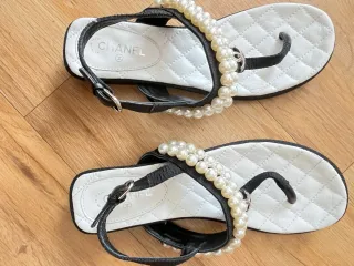 Chanel Sandalias Blancas y Negras Perlas