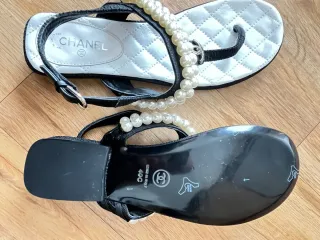Chanel Sandalias Blancas y Negras Perlas