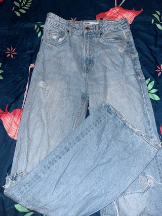 Pantalón vaquero desgastado