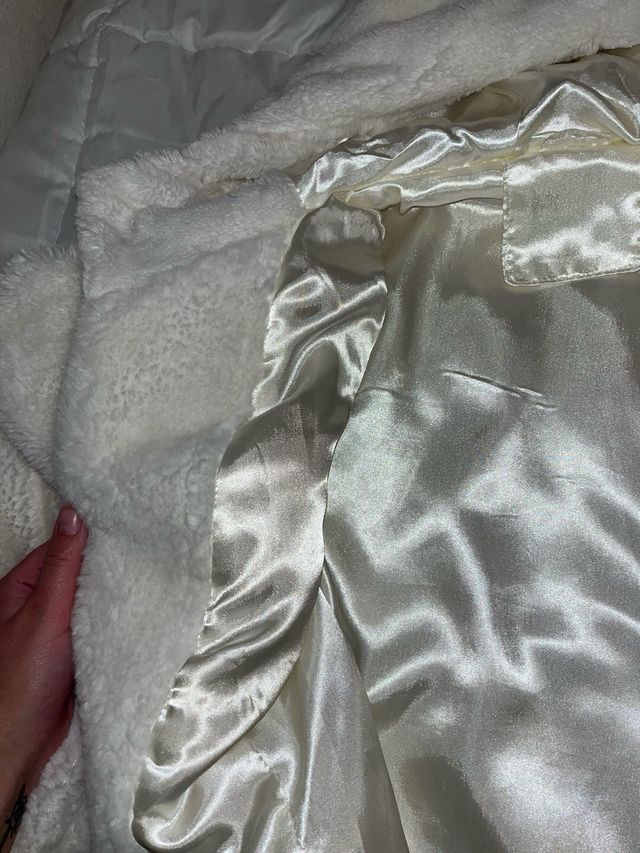 Pelliccia bianca con cappuccio bambina