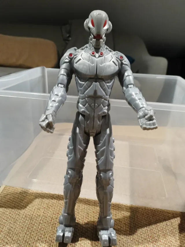 Bambola Ultron Hasbro Titan Hero