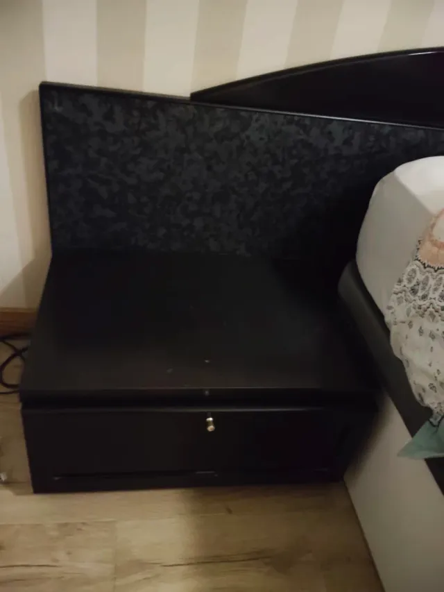 Cabecero negro con 2 mesitas