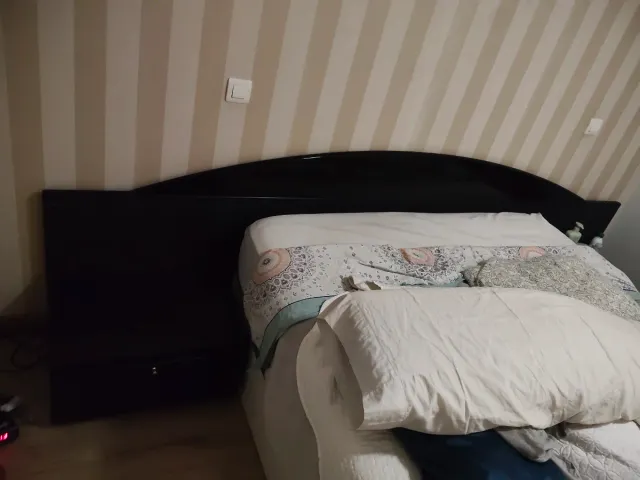 Cabecero negro con 2 mesitas