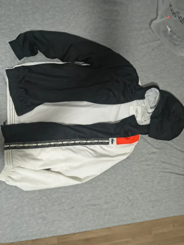 Chaqueta Lacoste Negra y Blanca