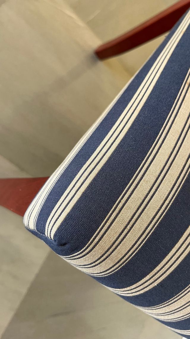 Par de sillas tapizadas rayas azul marino