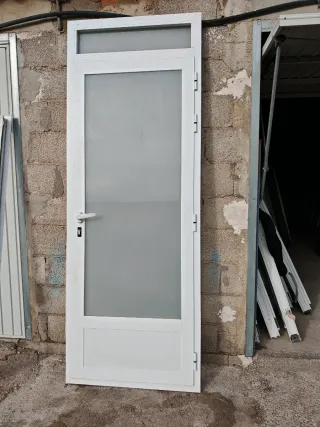 Puerta de galería blanca con cristal