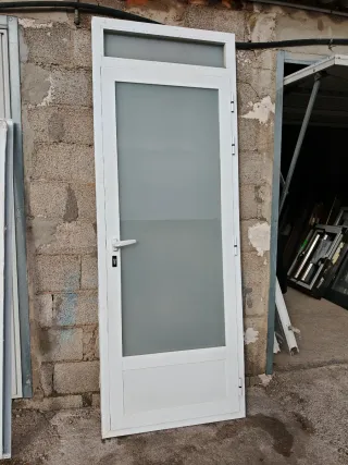 Puerta de galería blanca con cristal