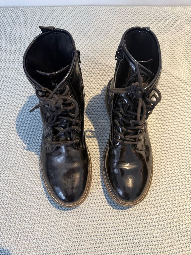 Botas charol negras cordones y cremallera