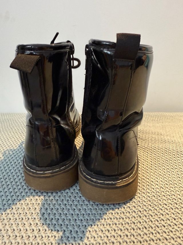 Botas charol negras cordones y cremallera