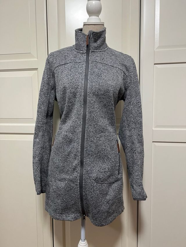 Abrigo largo gris con cremallera