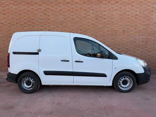 Citroën Berlingo con bola de remolque