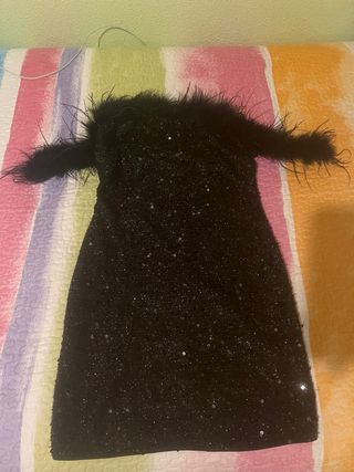 Vestido negro lentejuelas y plumas