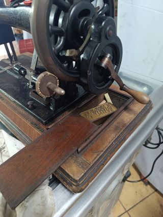 Máquina de coser antigua Helvetia