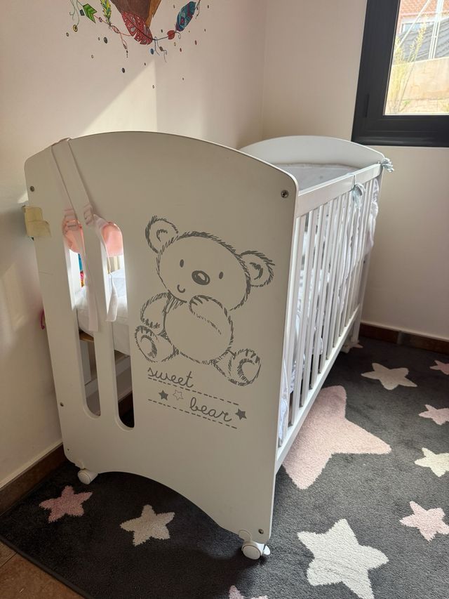 Cuna Micuna y mueble cambiador/bañera.