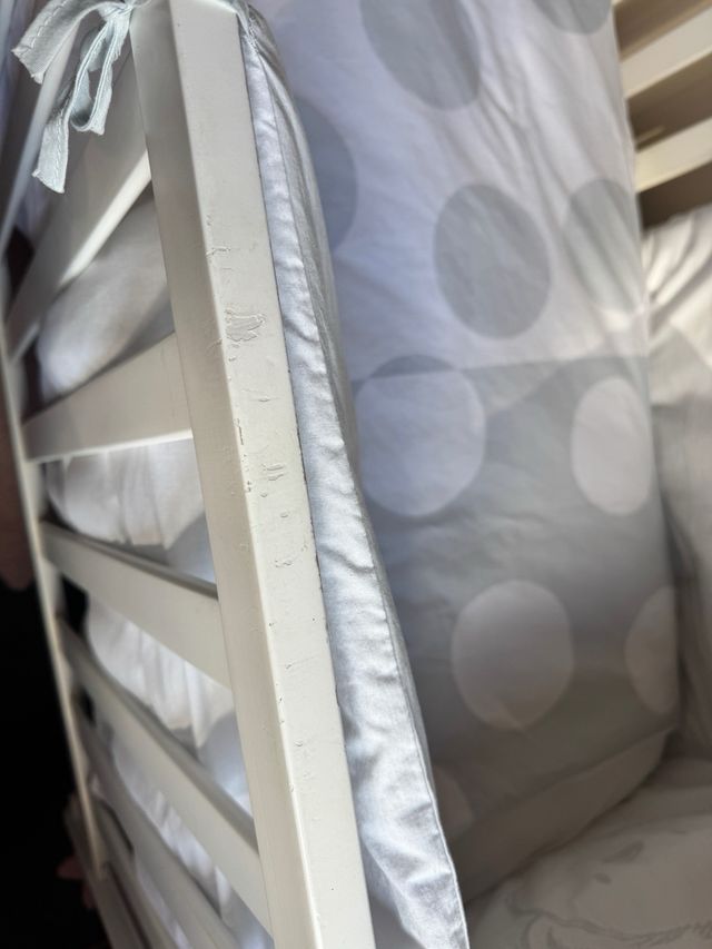 Cuna Micuna y mueble cambiador/bañera.