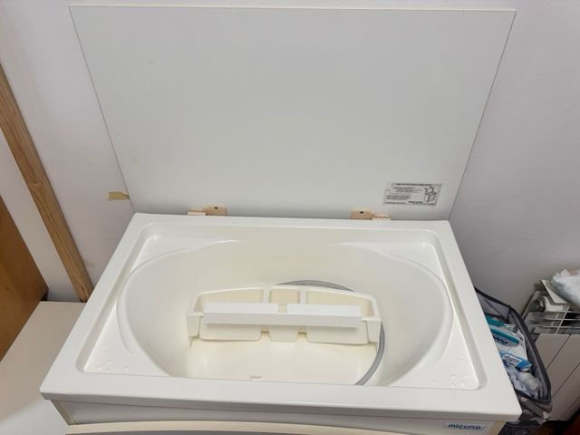 Cuna Micuna y mueble cambiador/bañera.