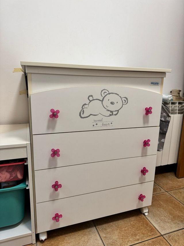 Cuna Micuna y mueble cambiador/bañera.