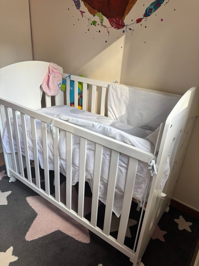 Cuna Micuna y mueble cambiador/bañera.