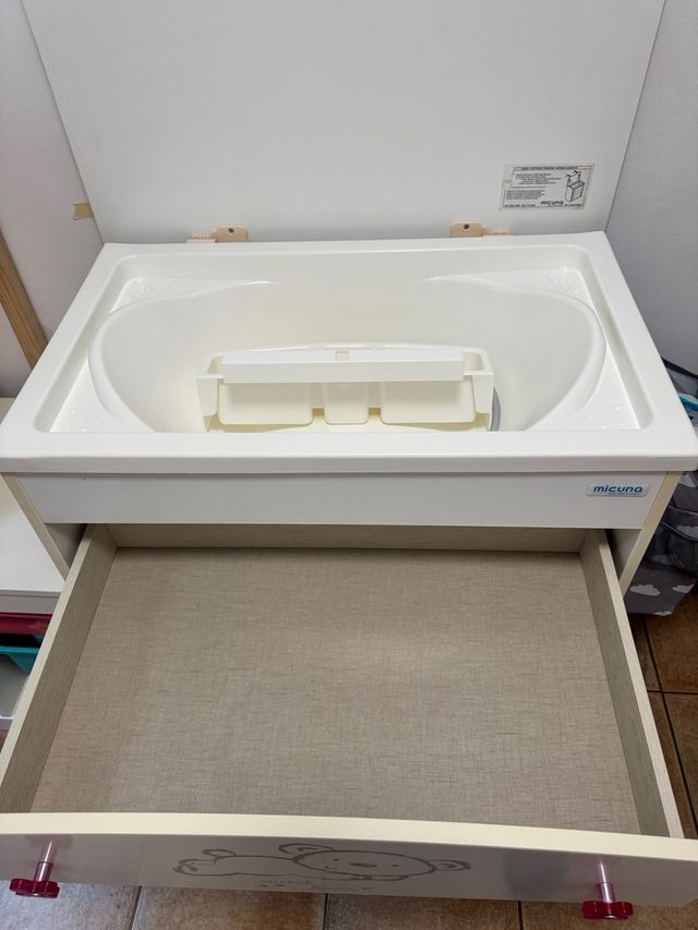 Cuna Micuna y mueble cambiador/bañera.