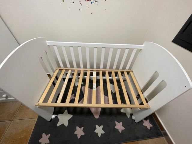 Cuna Micuna y mueble cambiador/bañera.