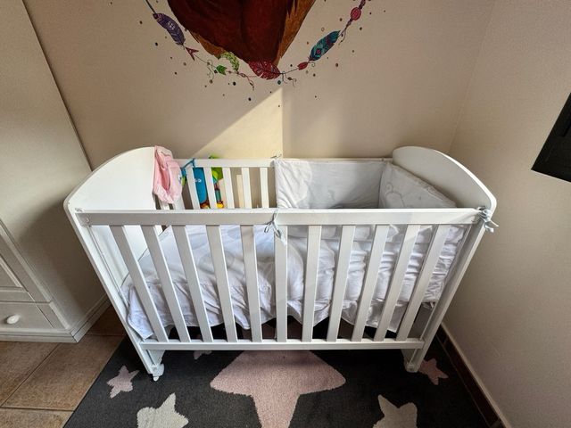 Cuna Micuna y mueble cambiador/bañera.