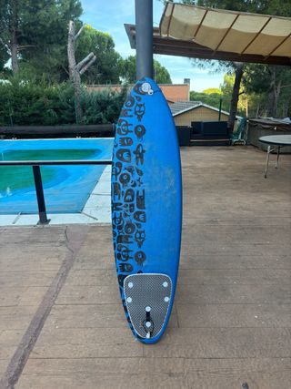Tabla de surf azul con diseño