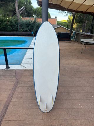 Tabla de surf azul con diseño