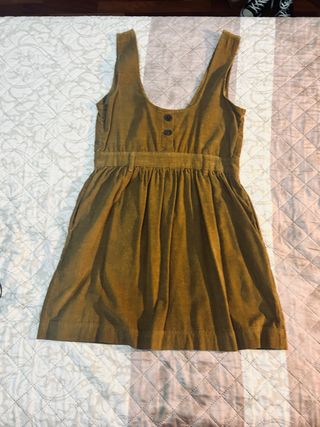 Vestido verde oliva con botones