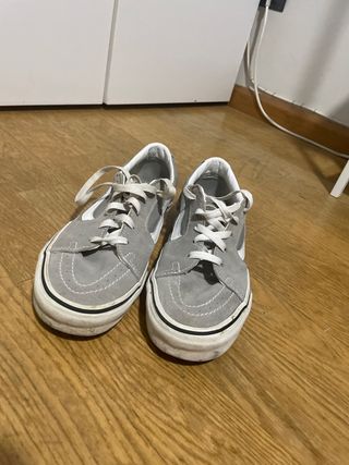 Zapatos Vans grises (casi sin uso)