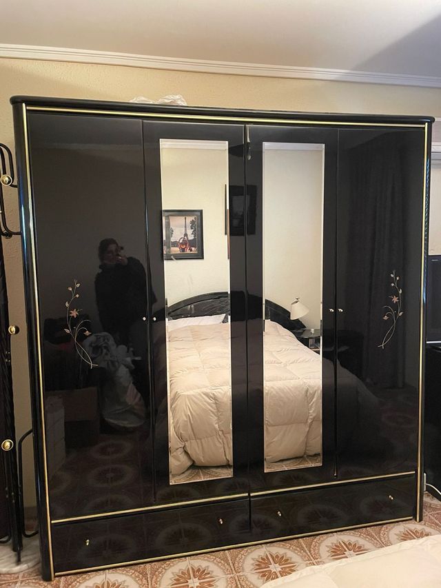 Armario 4 puertas negro con detalles dorados